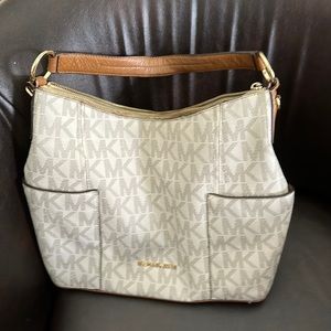 Michael Kors Anita Signature shoulder bag - excellent condition. Lightly used.